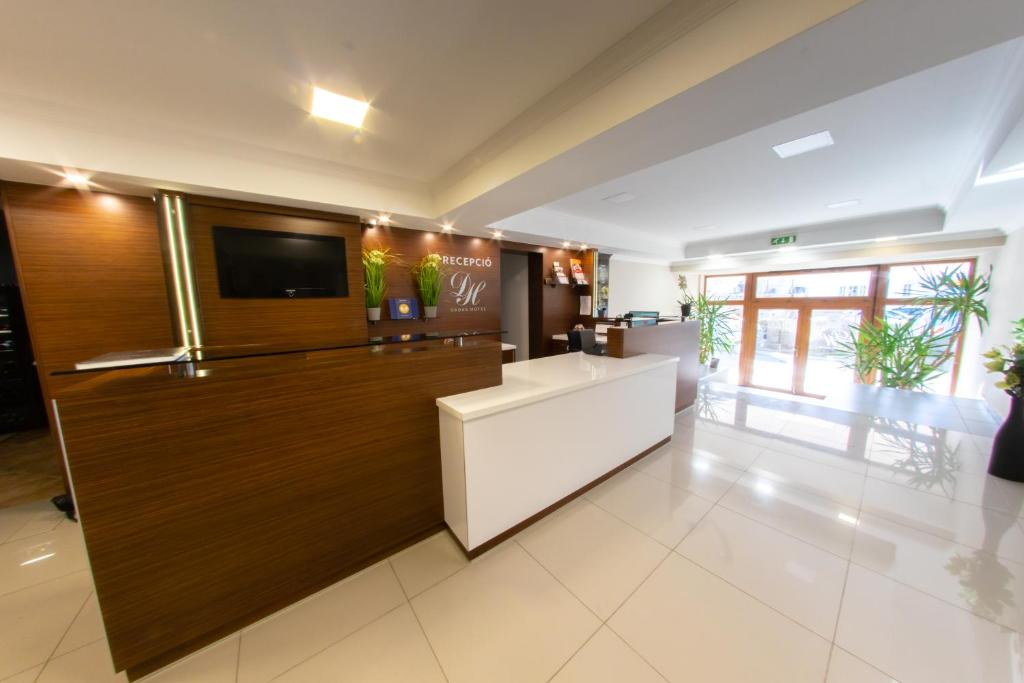 TV a/nebo společenská místnost v ubytování Dabas Hotel