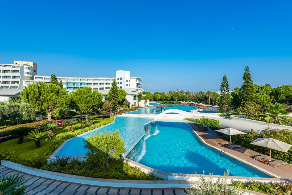 Bazén v ubytování Cornelia Diamond Golf Resort & Spa nebo v jeho okolí