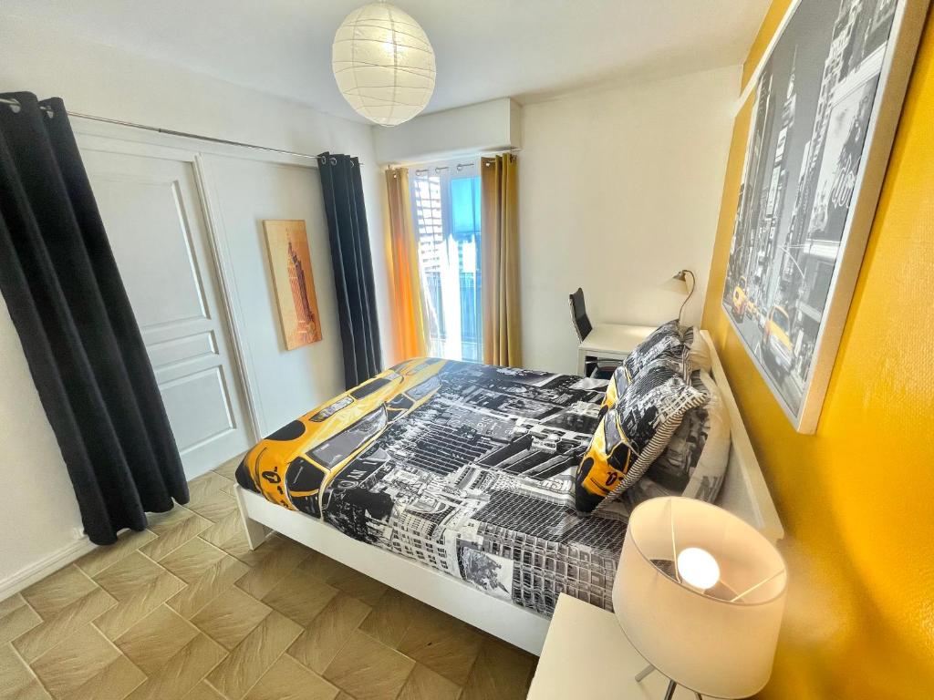 1 dormitorio con 1 cama de color negro y amarillo en Chambre privée en colocation dans un appartement au centre de rillieux la pape en Rillieux