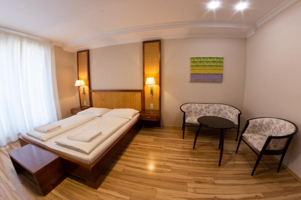 Postel nebo postele na pokoji v ubytování Dabas Hotel