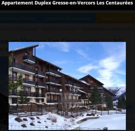 Appartement Duplex 4 pers à Gresse-en-Vercors في جريس أون فيركور: صورة عمارة فيها ثلج على الارض