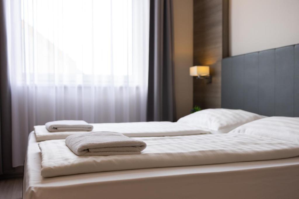 Postel nebo postele na pokoji v ubytování Dabas Hotel