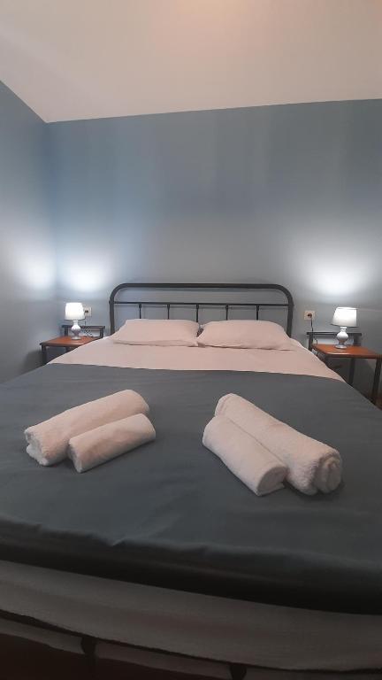 ein Bett mit zwei weißen Kissen darüber in der Unterkunft Mebo House in Kutaissi