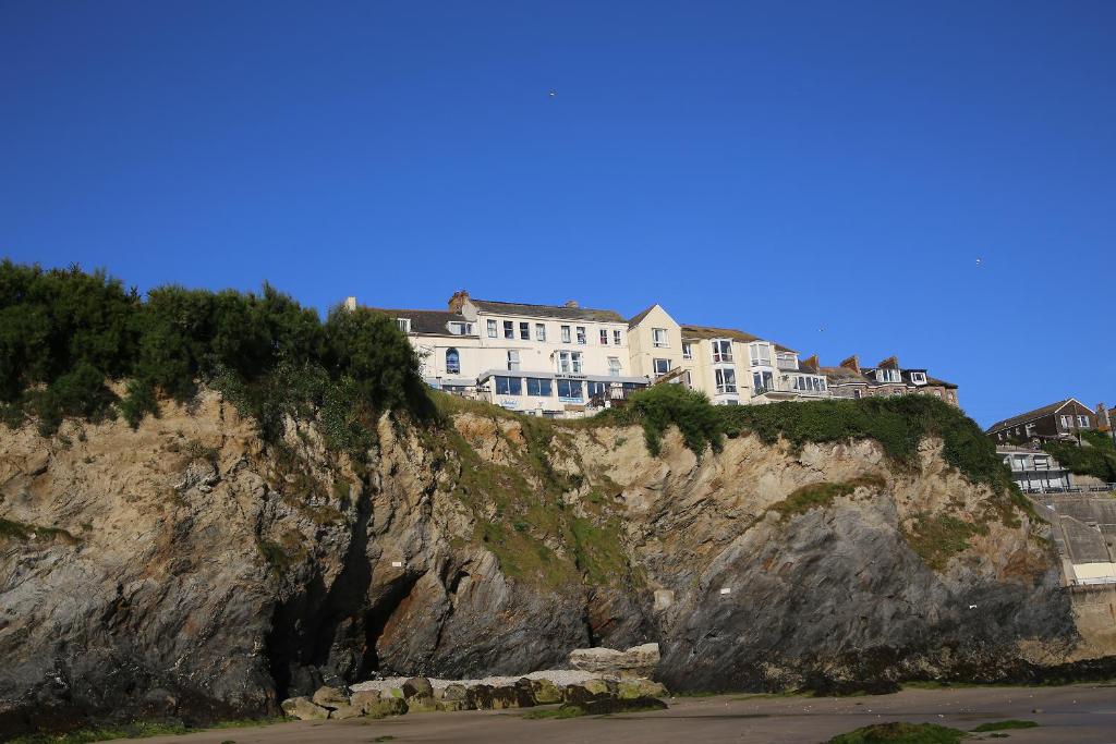 una casa en lo alto de un acantilado junto al océano en St Christopher's Inn Newquay, en Newquay