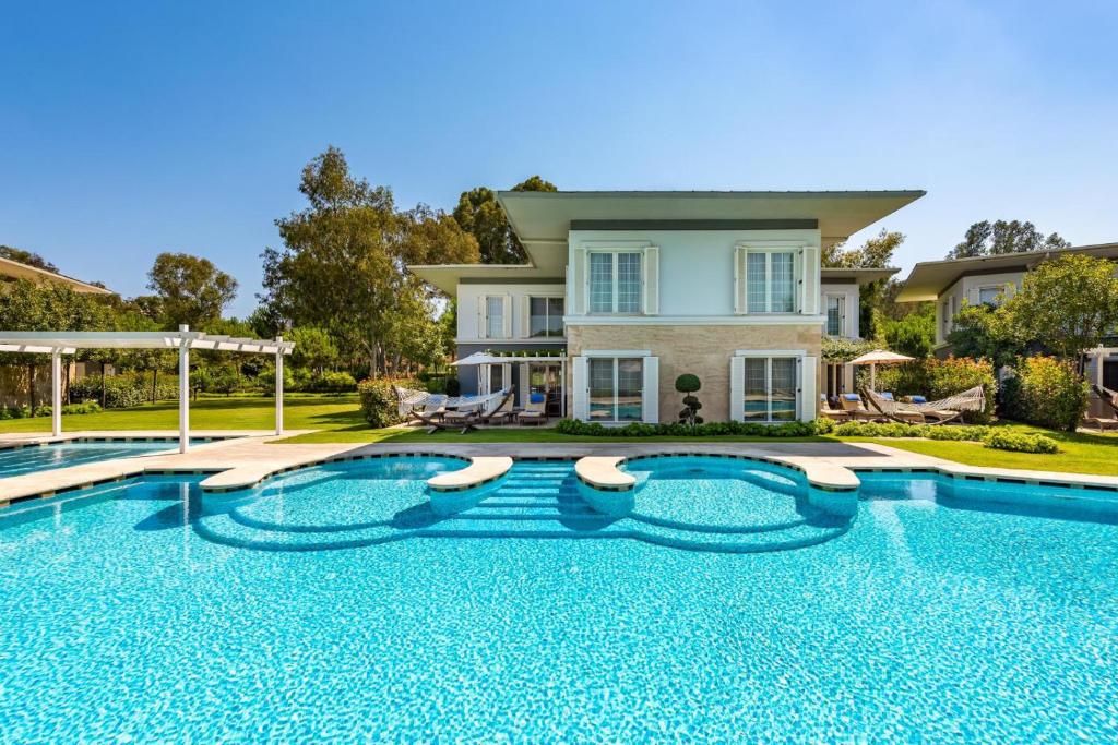 Bazén v ubytování Cornelia Diamond Golf Resort & Spa nebo v jeho okolí