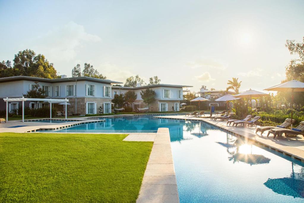 Bazén v ubytování Cornelia Diamond Golf Resort & Spa nebo v jeho okolí