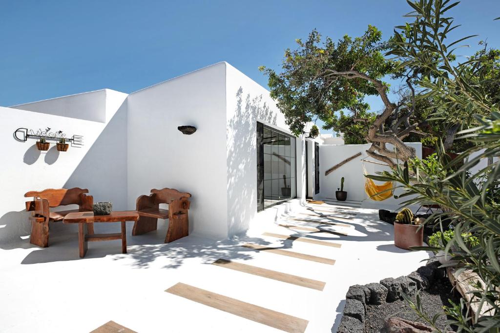 a courtyard with a table and chairs in a house at Apartamento El Jable in Arrecife