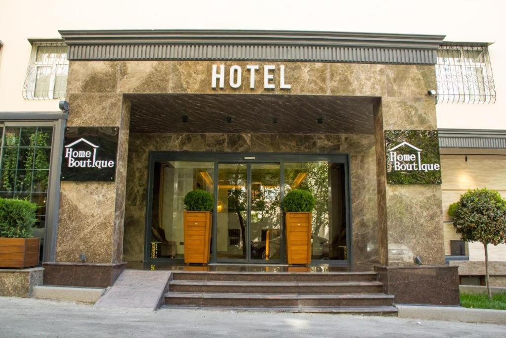 Home Boutique Hotel في باكو: مدخل الفندق امامه درج