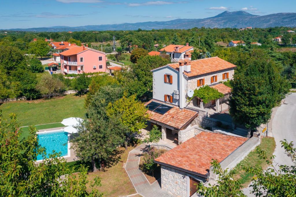 uma vista aérea de uma casa com piscina em Vacation house Ana em Nedeščina