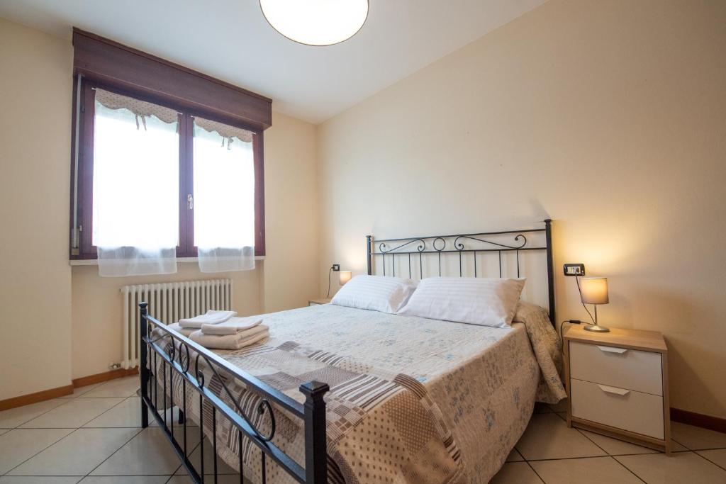 1 dormitorio con cama y ventana en Case Lanfranco Parma, en Parma