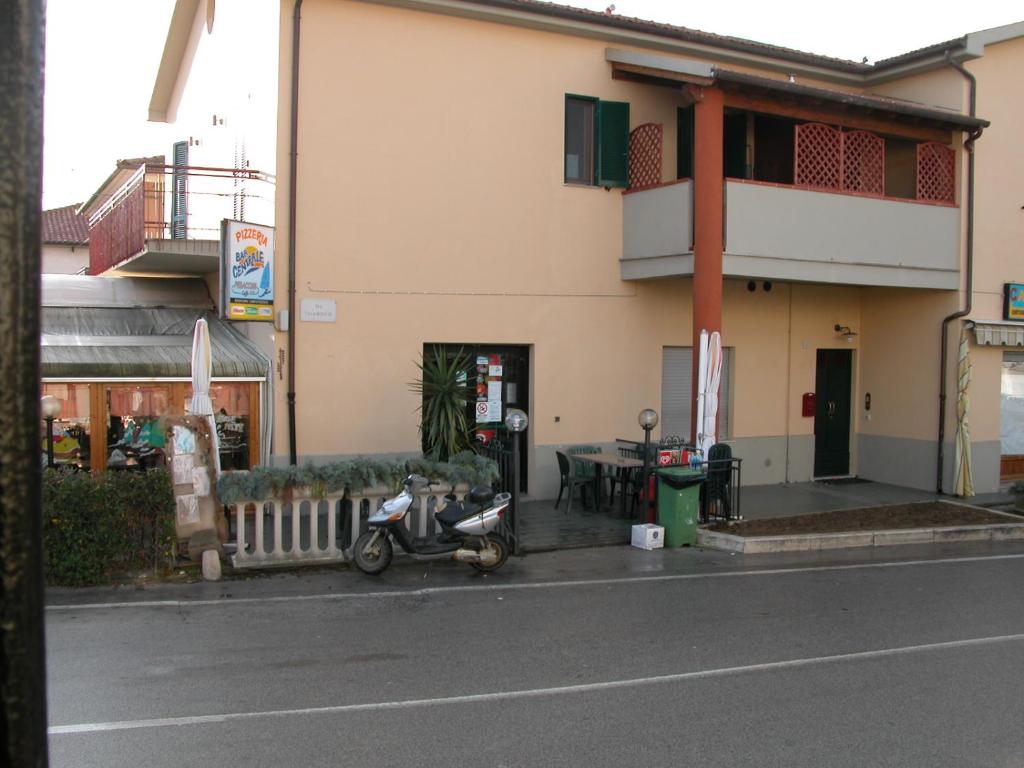 un scooter estacionado frente a un edificio en Appartamento al 1° piano, zona centrale, en Fonteblanda