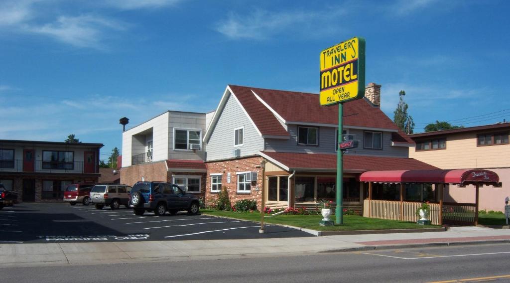 una señal amarilla para una tienda de música casera en una calle en Travelers Inn Motel, en Eagle River