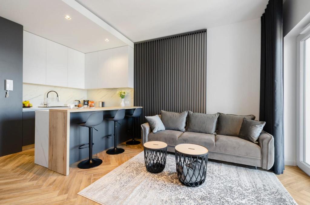 sala de estar con sofá y cocina en SKY Home- Sunset Penthouse -Neopolis, Centrum, Klimatyzacja, Parking Dostęp na Kod en Lodz