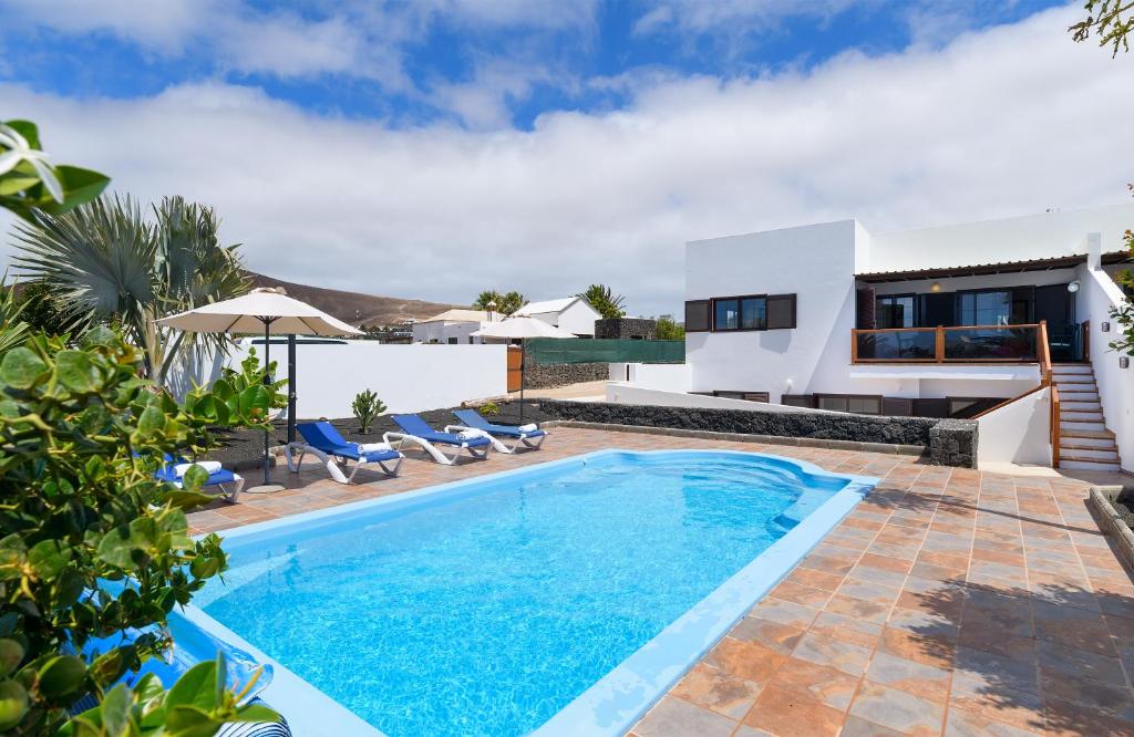 Peldbaseins naktsmītnē Stunning 4-Bed Villa in Playa Blanca vai tās tuvumā