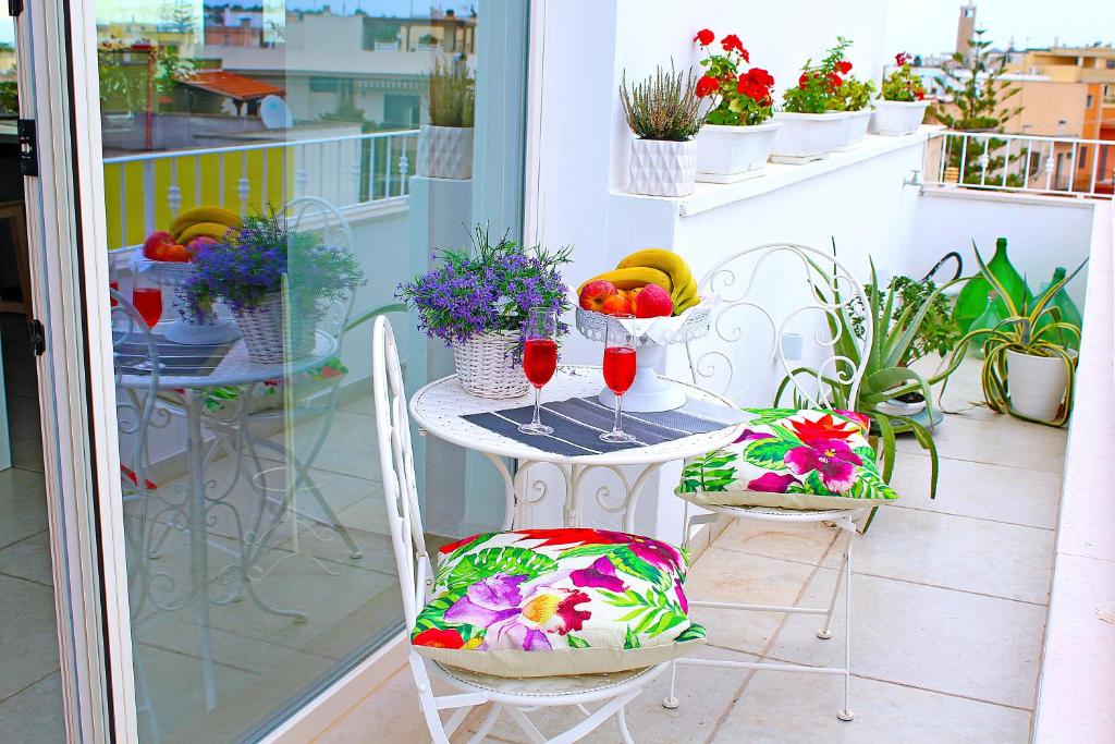 カザラーノにあるB&B WHITEの植物のあるバルコニー(テーブル、椅子付)