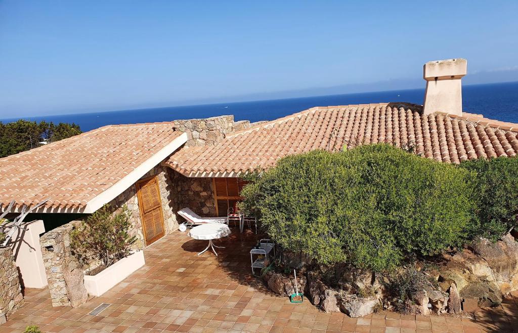 a house with a view of the ocean at Villa Tramonti di Gallura 