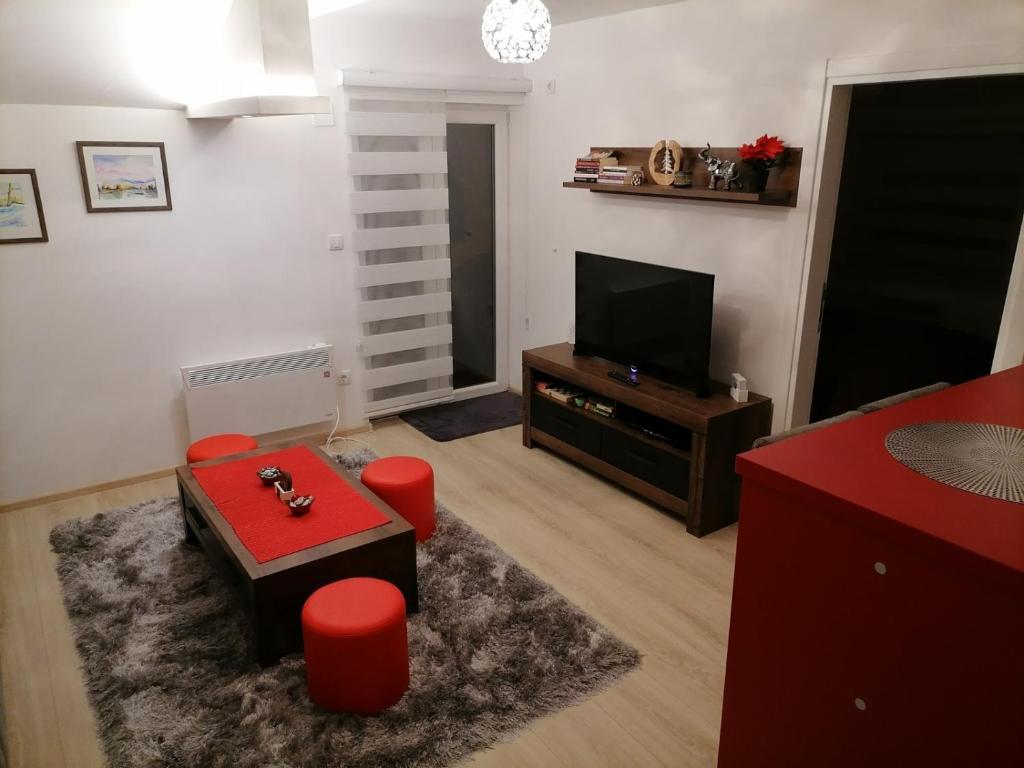 Apartman Zlatar Omiljena的电视和/或娱乐中心