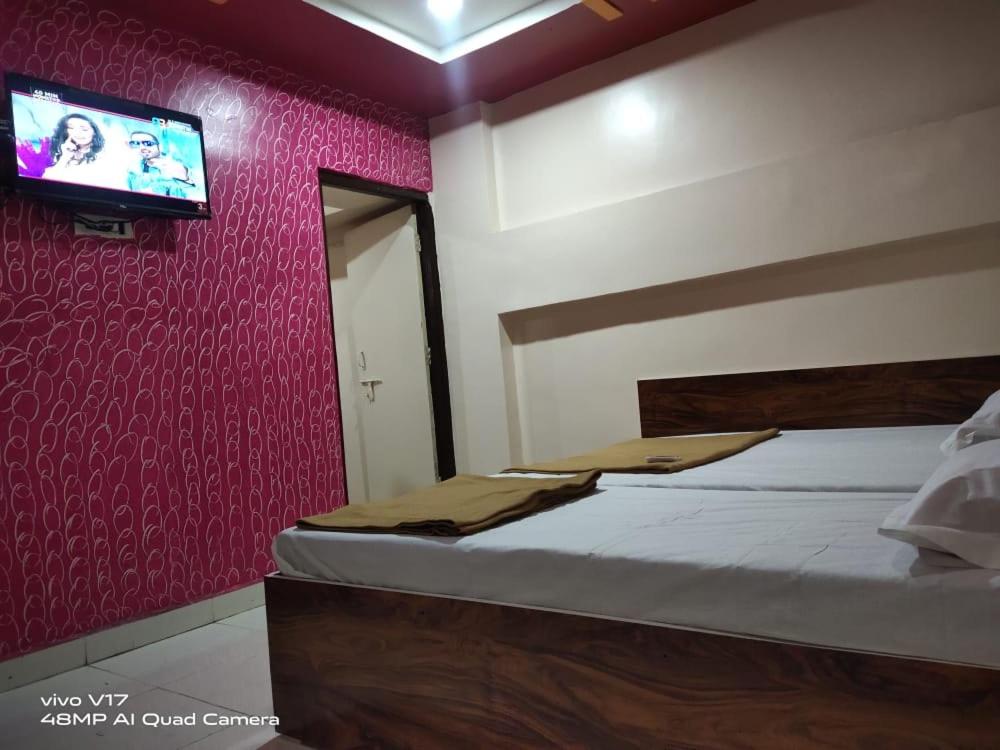 TV a/nebo společenská místnost v ubytování Sai Ganesh Guest House