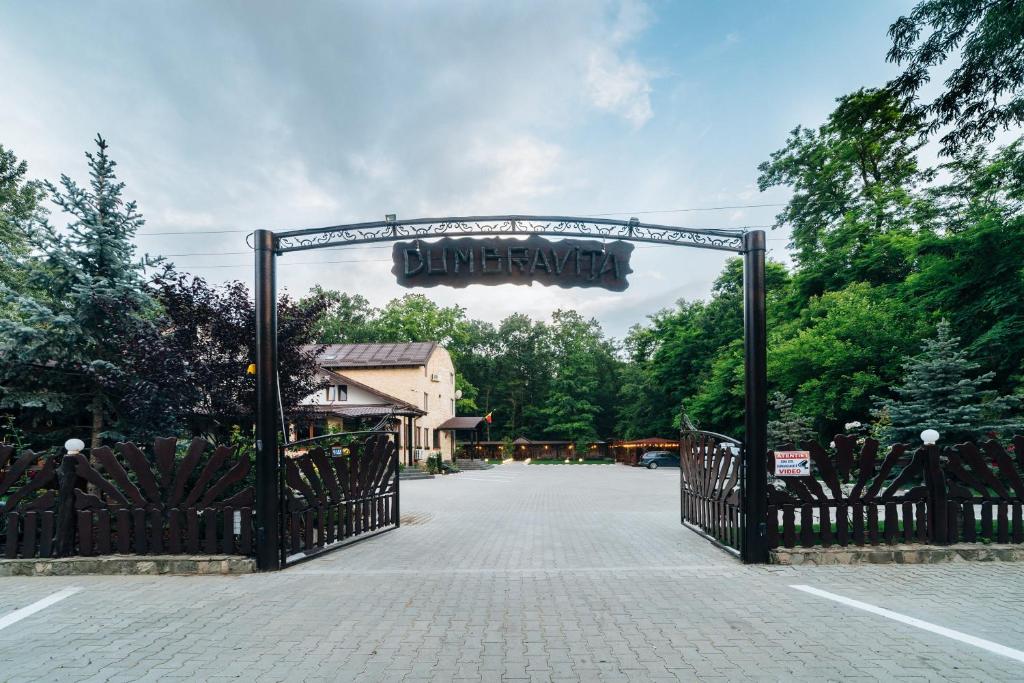 a gate with a sign that reads summer park at Popas Dumbravita in Răstoaca