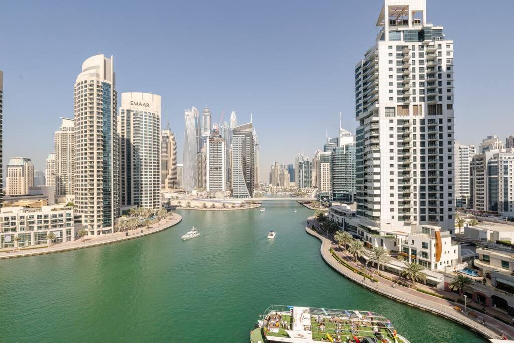 een rivier in het midden van een stad met hoge gebouwen bij Beautiful Marina Views One Bedroom Apartment with two balconies in Dubai