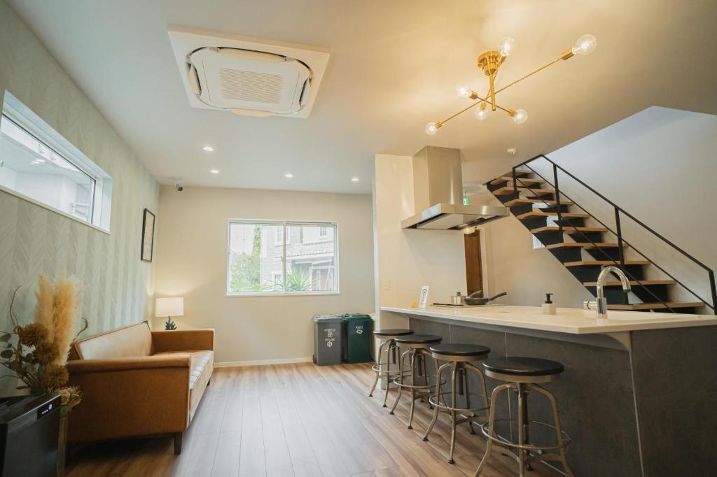 Orange County Guest House, IzumiSano (updated prices 2024)