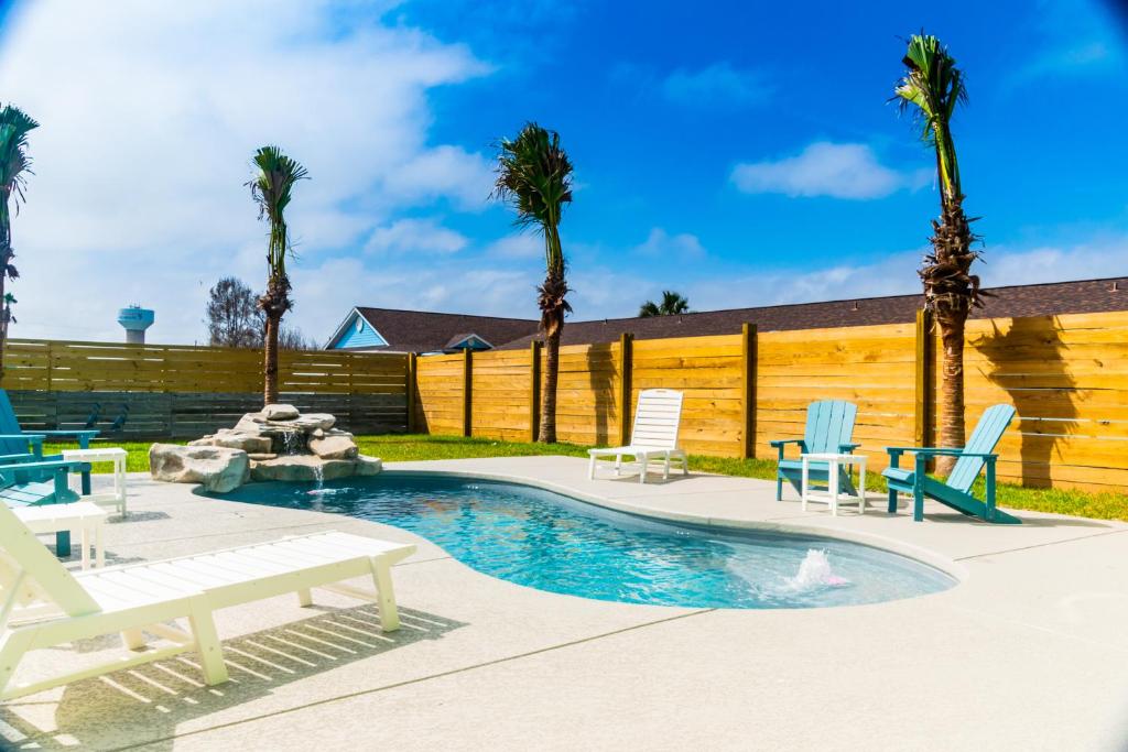 SE1806 Spacious Stilt Home, Private Heated & Cooled Pool, Short Walk To