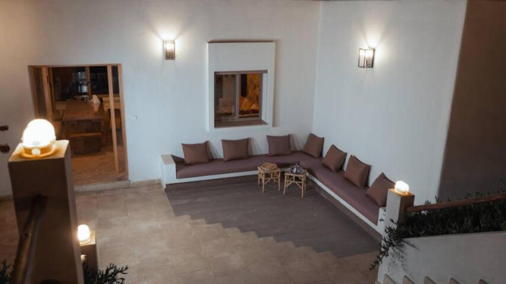 Posezení v ubytování Villa avec piscine Asilah, terrain de foot privative