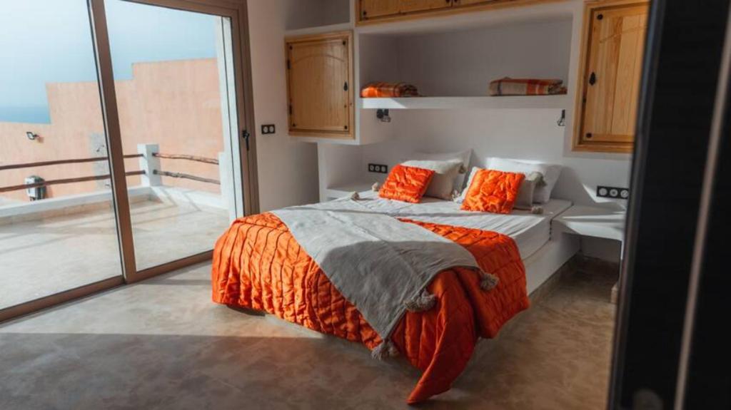 Tempat tidur dalam kamar di Villa avec piscine Asilah, terrain de foot privative