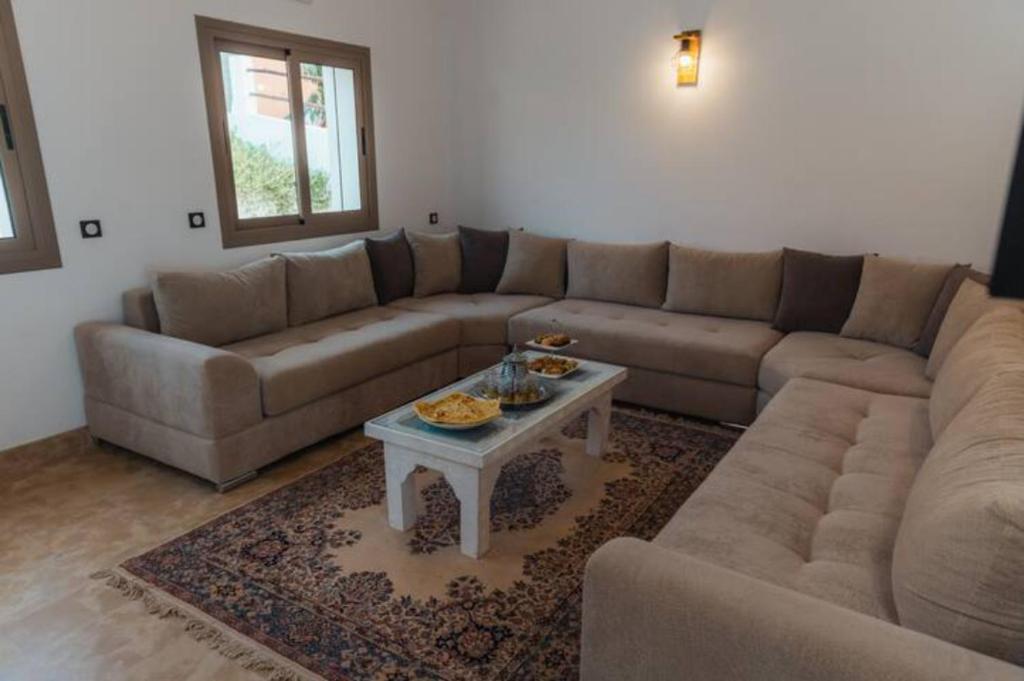 Posezení v ubytování Villa avec piscine Asilah, terrain de foot privative