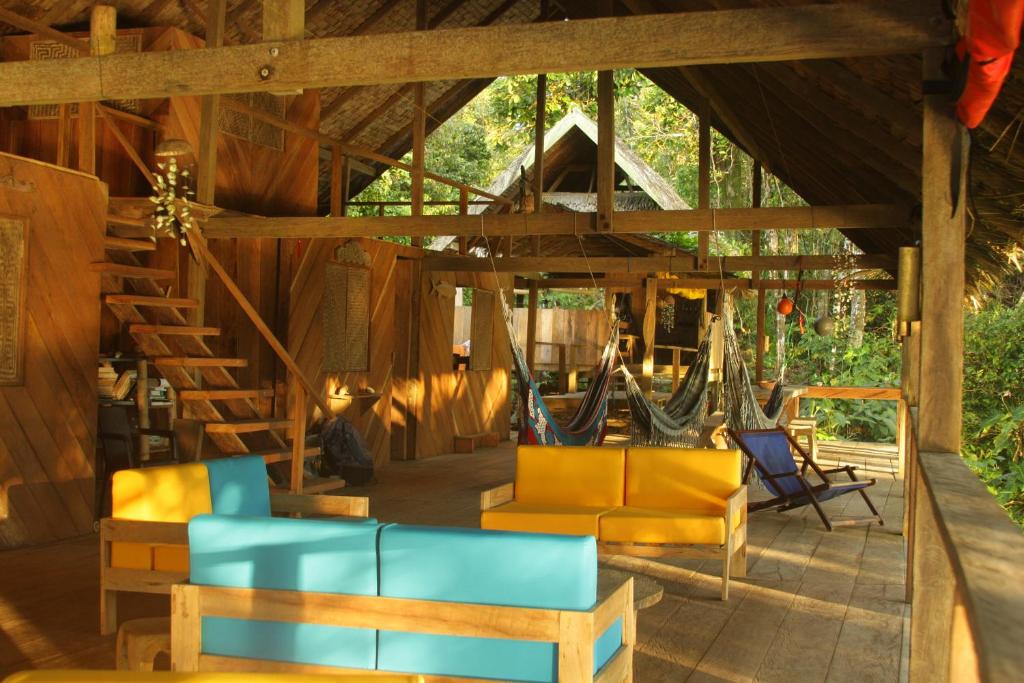 ein Wohnzimmer mit Sofas und Stühlen in einem Gebäude in der Unterkunft Punta Brava in Nuquí