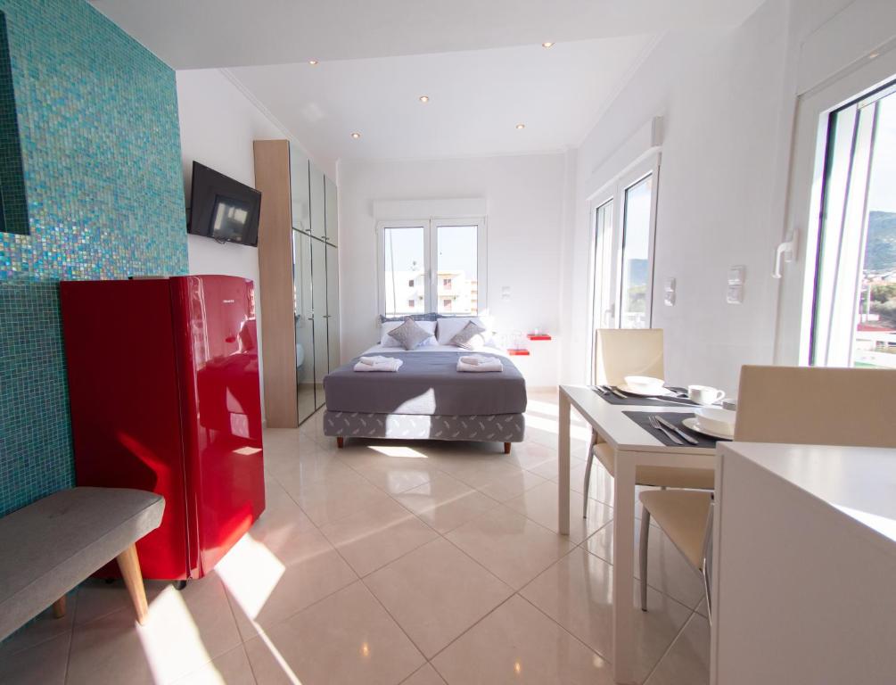1 dormitorio con 1 cama y escritorio en una habitación en Lux Sea Studio - Porto Rafti, en Porto Rafti
