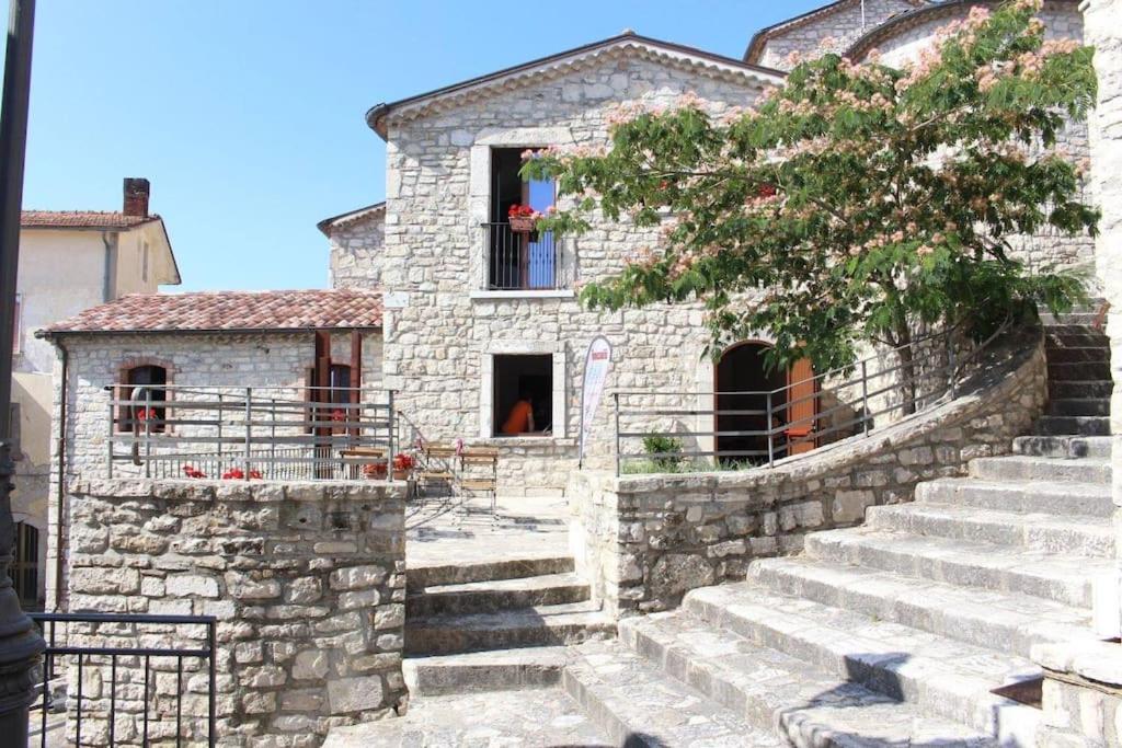 uma casa de pedra com escadas em frente em Albergo Diffuso di Campolattaro em Campolattaro