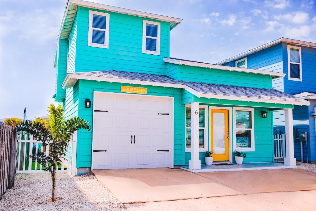 VW6 4 Bedroom in Gated Village Walk Home, 2 Shared Heated Pools