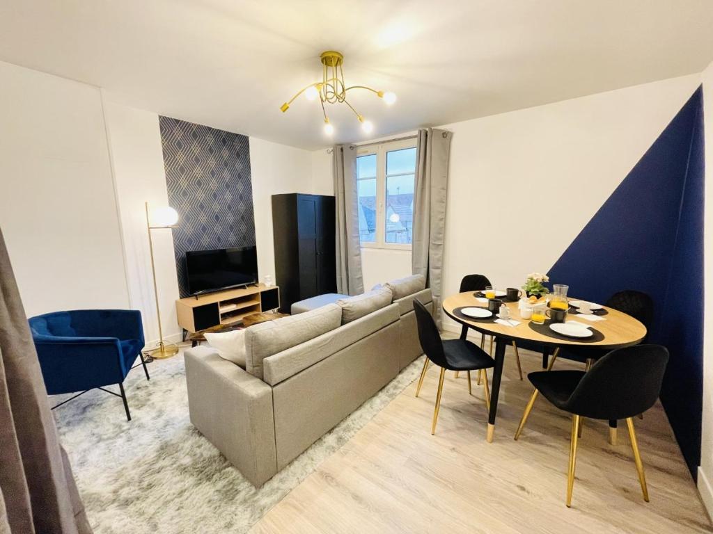 a living room with a couch and a table at La Suite Beauvaisienne, T2 hyper centre in Beauvais