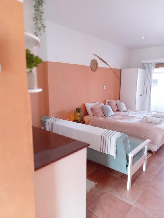 ein Hotelzimmer mit 2 Betten und einer Theke in der Unterkunft Blue Peter Apartments in Protaras