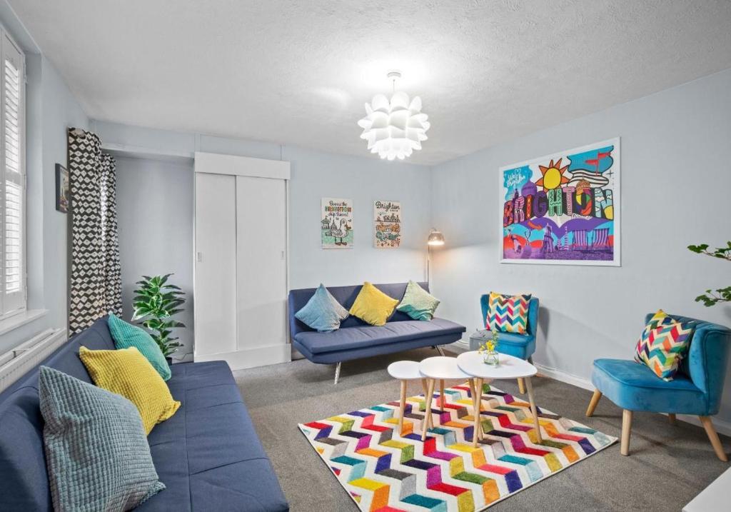 ein Wohnzimmer mit einem Sofa, Stühlen und einem Teppich in der Unterkunft Hampton Hideaway By My Getaways in Brighton & Hove