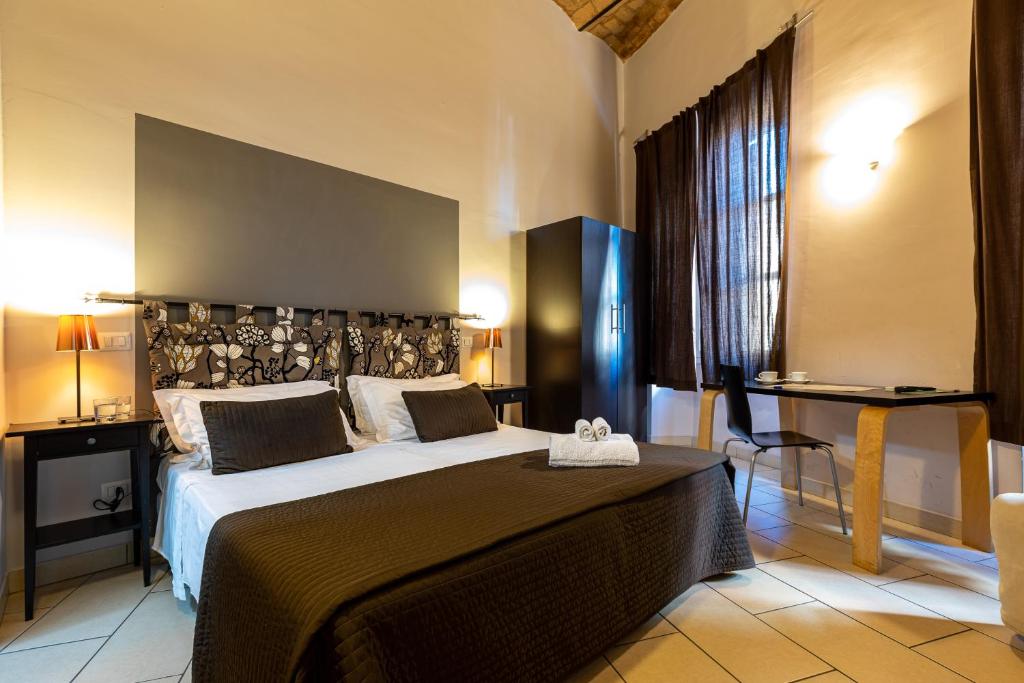 sypialnia z dużym łóżkiem w pokoju w obiekcie San Lorenzo Rooms w Rzymie