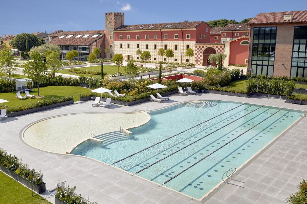 an overhead view of a large swimming pool at a hotel at Hotel Veronesi La Torre in Dossobuono