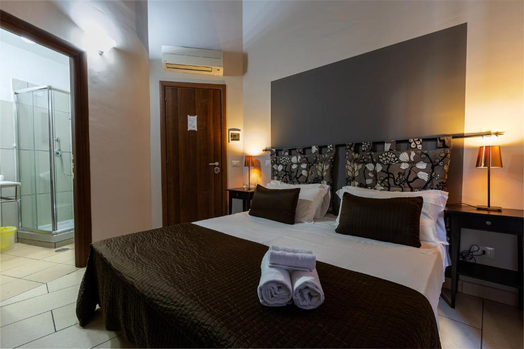 Łóżko lub łóżka w pokoju w obiekcie San Lorenzo Rooms