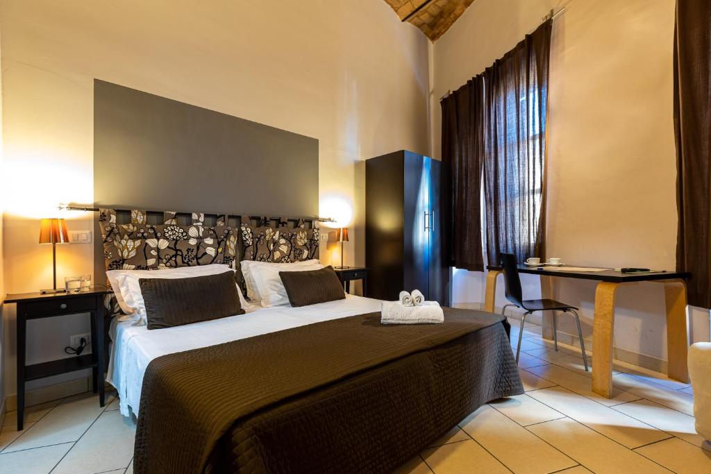 sypialnia z dużym łóżkiem w pokoju w obiekcie San Lorenzo Rooms w Rzymie