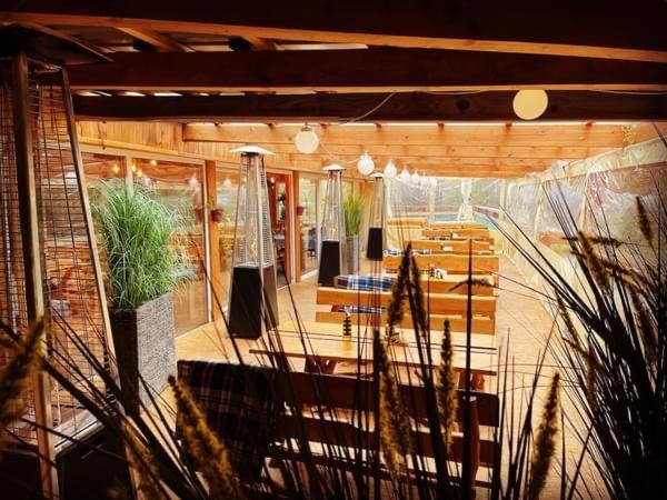 Reštaurácia alebo iné gastronomické zariadenie v ubytovaní Restauracja i Noclegi Izba Rybacka w Krainie Wygasłych Wulkanów