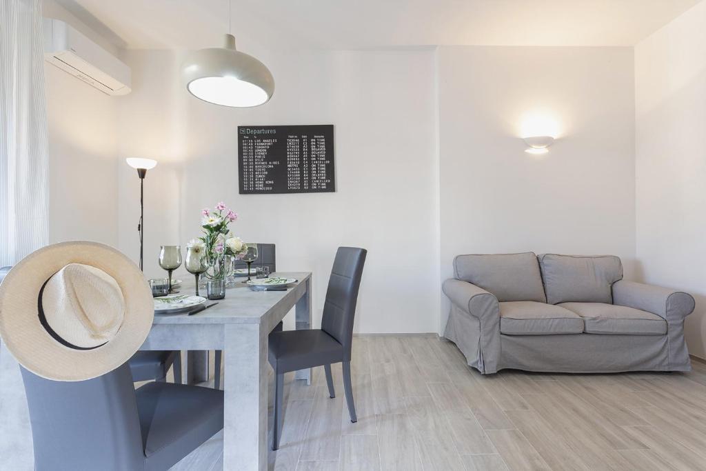 A seating area at Contemporary apartment in Sturla by Wonderful Italy