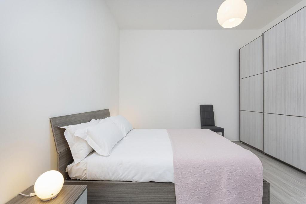 A bed or beds in a room at Contemporary apartment in Sturla by Wonderful Italy