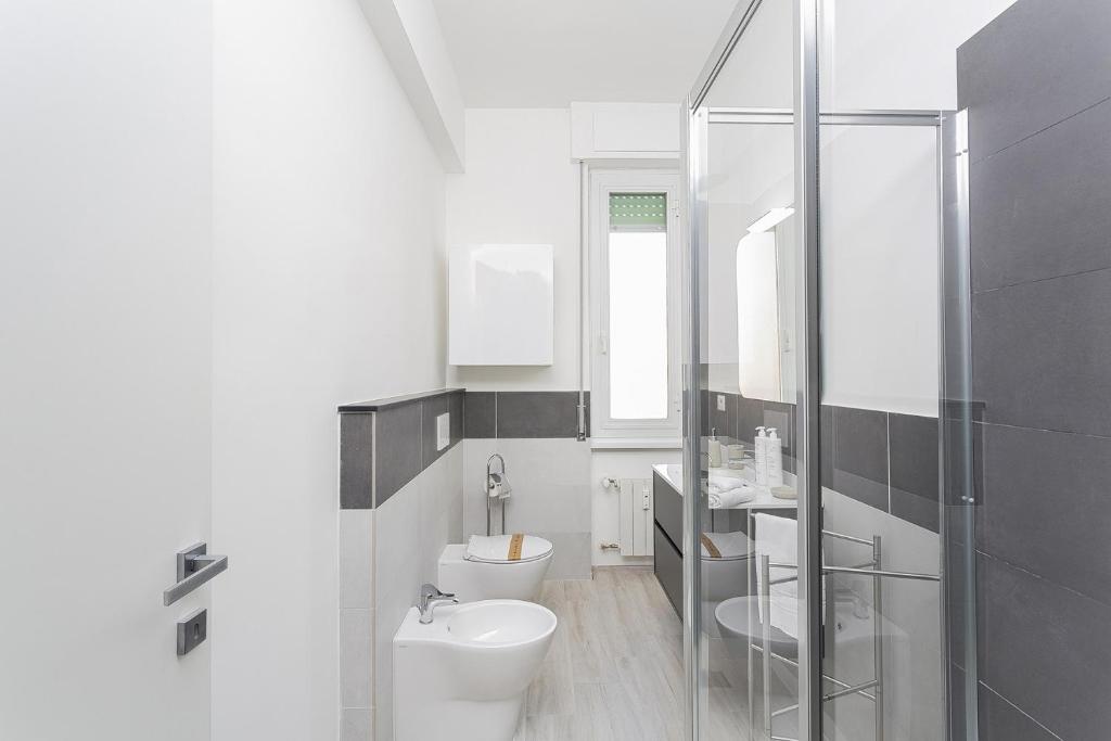 A bathroom at Contemporary apartment in Sturla by Wonderful Italy