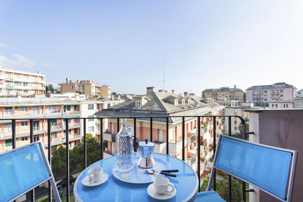 A balcony or terrace at Contemporary apartment in Sturla by Wonderful Italy