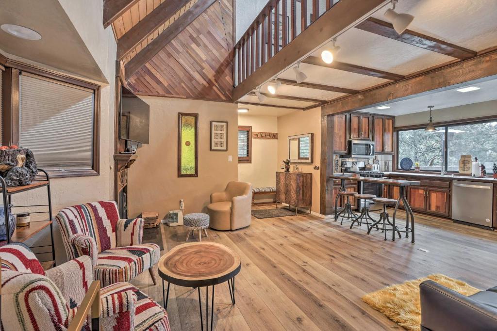 ein Wohnzimmer mit einem Tisch und Stühlen sowie eine Küche in der Unterkunft Woodsy Twin Peaks Getaway with Hot Tub and Views! in Twin Peaks