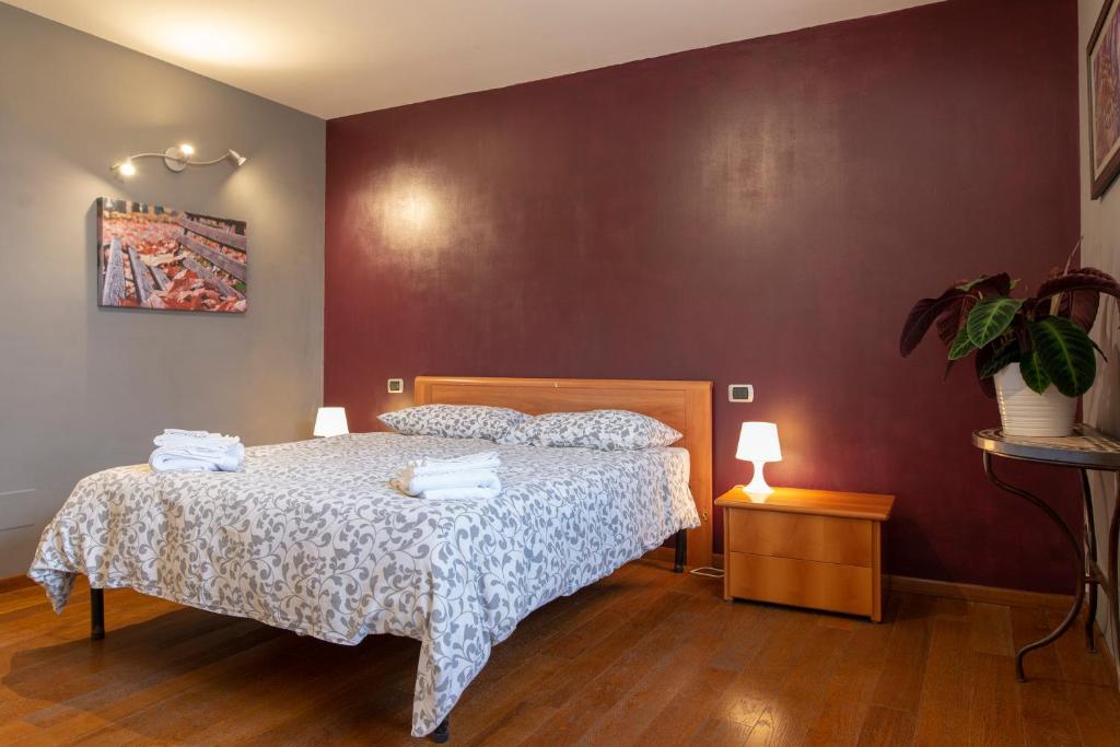 スポレートにあるLa Dimora di Gildaのベッドルーム1室(ベッド1台、植物のあるテーブル付)