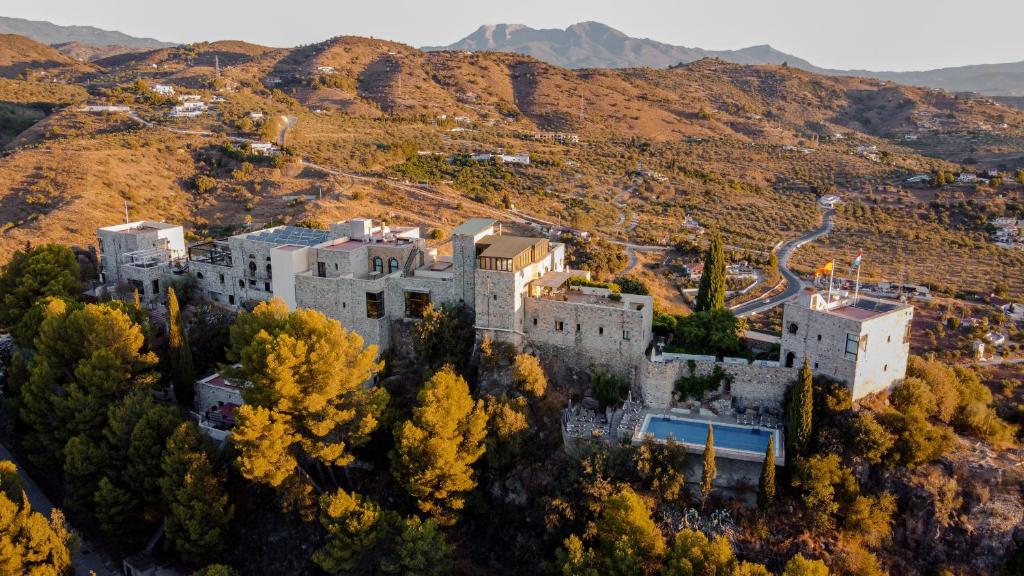 una vista aérea de un castillo en una montaña en Hotel Castillo de Monda, en Monda