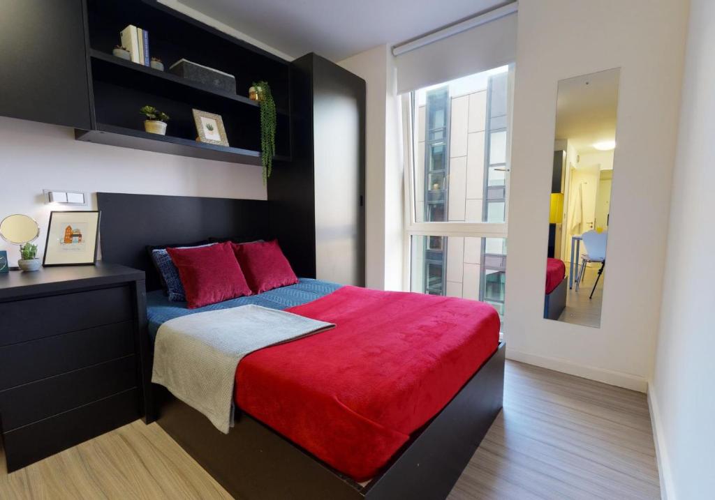 Trendy Studio Apartments at IQ Hammersmith in London - Superior Studio