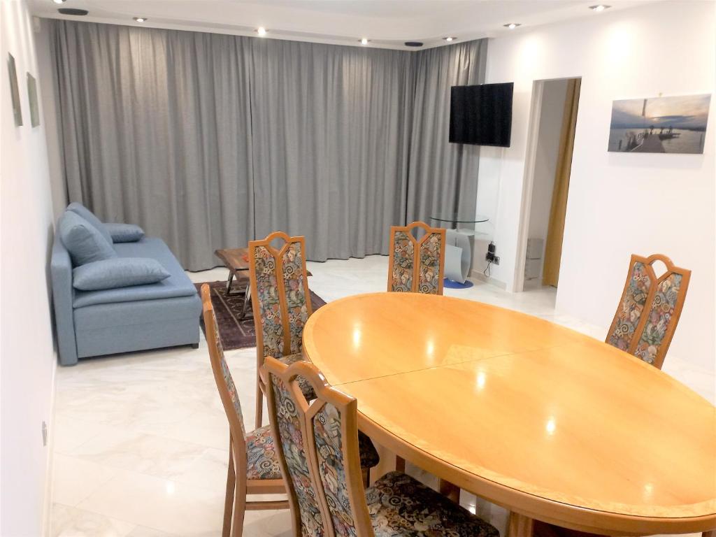 ein Esszimmer mit einem Tisch, Stühlen und einem Sofa in der Unterkunft Apartments Peter in Wien
